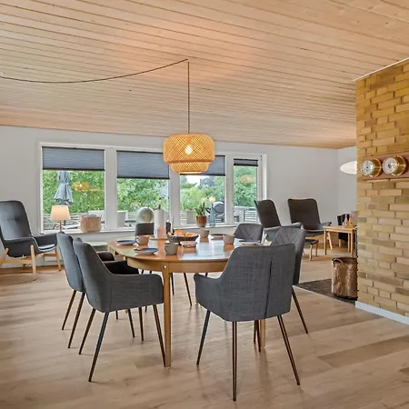 Modernized On With Water Views And Enclosed Terrace Vakantiehuis