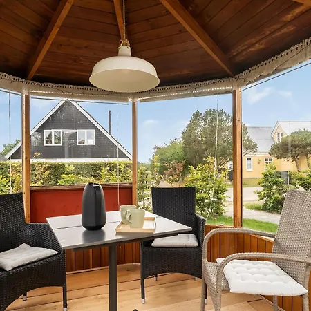 Modernized On With Water Views And Enclosed Terrace Vakantiehuis